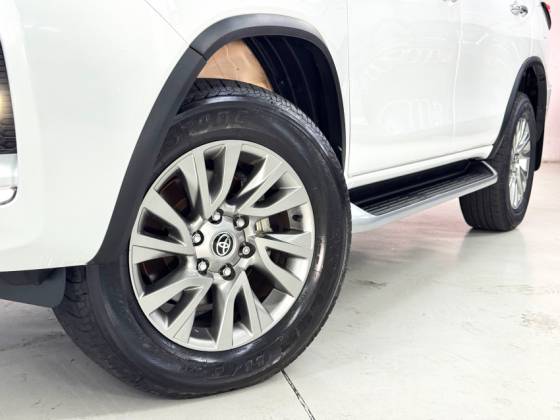 TOYOTA HILUX SW4 2.8 D-4D TURBO DIESEL SRX 7L 4X4 AUTOMÁTICO